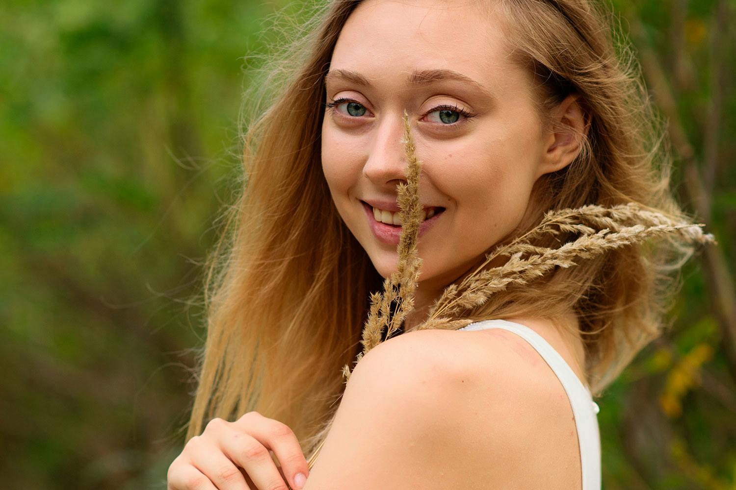 En liten dybdeskarphet egner seg godt til portretter, og gir en uskarp bakgrunn som får personen til å stå tydeligere frem. En stor blenderåpning gir liten dybdeskarphet, noe som fungerer godt til portretter.